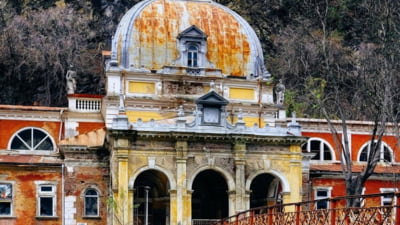 Clădirile din Băile Herculane se prăbușesc sub ochii statului, din cauza mega-dosarului blocat în instanță