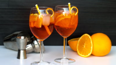 Băutura verii 2026 care ia locul celebrului Aperol Spritz. Este răcoritoare și se prepară în doar câteva minute