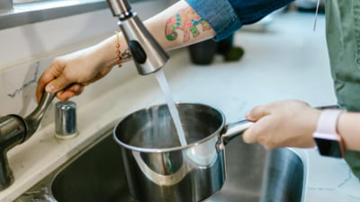 România cade pe ultimul loc în UE în sectorul serviciilor. Eurostat indică cea mai abruptă scădere din Europa