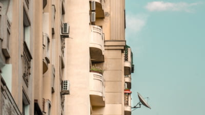 Piața imobiliară din București “frânează” puternic. În două cartiere au început să scadă prețurile apartamentelor cu 3 camere: “Ritmul de creștere, la cel mai redus nivel din ianuarie 2025”