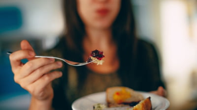Un tip de zahăr îți dă senzația de sațietate, altul aproape că nu o face. Descoperirea care ar putea explica de ce mâncăm în exces