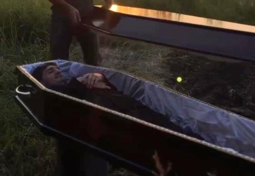 Ce este terapia în sicriu, care permite oamenilor să fie îngropați în coșciuge sigilate