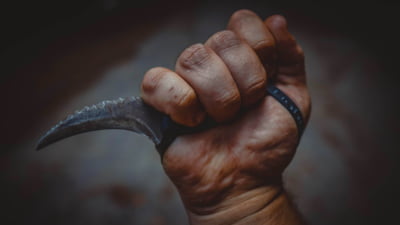 Un bărbat din Satu Mare și-a înjunghiat partenera de față cu cei doi copii după ce femeia s-a despărțit de el. Victima se află în stare critică