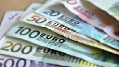 Moneda națională, în cădere. Cu cât s-a depreciat în fața euro, dolarului și lirei sterline