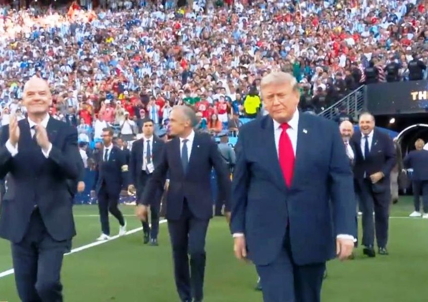 Donald Trump şi președintele FIFA, huiduiți la intrarea pe stadion pentru înmânarea trofeului Cupei Mondiale