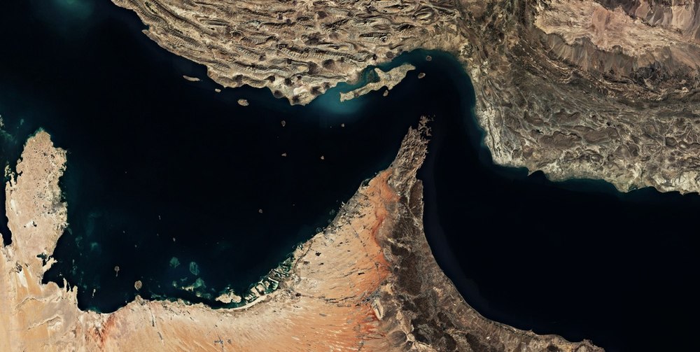 Petrolier lovit în Strâmtoarea Ormuz. Iranul ridică miza conflictului: atacuri revendicate asupra unor baze SUA din Bahrain și Kuweit