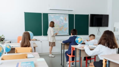 O mamă vrea să facă schimb de locuri la liceu pentru fiul ei cu un alt elev. Copilul său a fost repartizat la o altă școală decât cea dorită