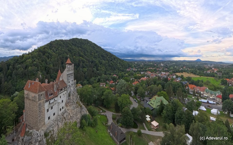 Castelul Bran și legenda lui Dracula. „Dacă cineva care nu crede în vampiri vine în România, când iese din castel va crede în vampiri?”