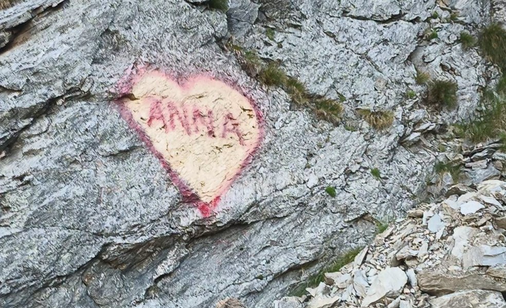 „Anna, ține-ți prostul acasă!” Un turist care a desenat cu spray o declarație de dragoste pe o stâncă de pe Transfăgărășan, criticat pe internet