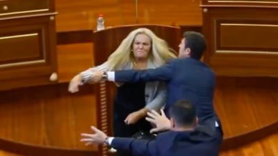 Momentul în care premierul interimar este atacat cu ouă de o parlamentară din opoziție. Scene tensionate în Parlamentul din Kosovo. „Rușine să vă fie”