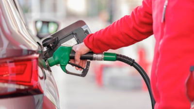 Motorina standard se ieftinește începând de duminică, după ce statul reduce acciza cu 20 la sută. Cât vor plăti șoferii. Bogdan Ivan spune că este meritul PSD