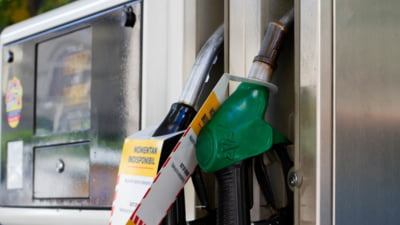 Prețul la pompă crește în ciuda scăderii accizei. Explicațiile unui fost ministru al Energiei