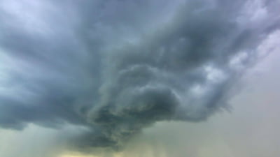 Caniculă, vijelii și grindină în următoarele zile. Meteorologii au emis mai multe avertizări cod galben și portocaliu  HARTĂ