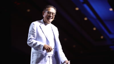 Un guru american al finanțelor anunță că are o “datorie de un miliard două sute de dolari”, dar că așa devii bogat. “Așa joacă cei bogați jocul”