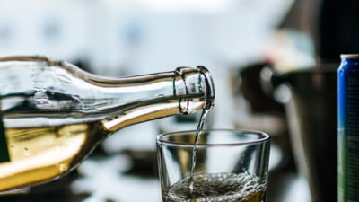 Românii care produc mai multă țuică acasă decât permite legea pot să primească amenzi de 100.000 de lei