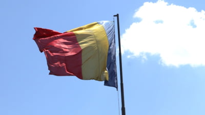 AUR reînvie comunismul de Ziua Drapelului. Proiectul de lege care amendează oficialii care nu sărută steagul și stabilește obligații pentru instituțiile media, școli și administrații locale