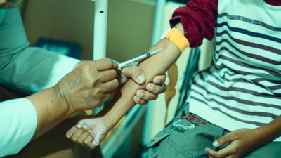 Scădere critică a ratei vaccinării copiilor. Specialiștii fac un apel la părinți să nu le pună sănătatea celor mici în pericol și cer intervenția CSAT