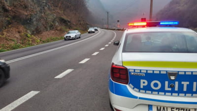 Doi bărbați au fost reținuți după ce au spart geamul unei mașini a Poliției și au rănit doi agenți