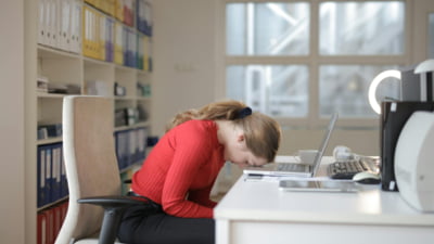 ”Epidemie” de burnout în companiile românești. Aproape jumătate dintre angajați sunt complet epuizați din cauza muncii