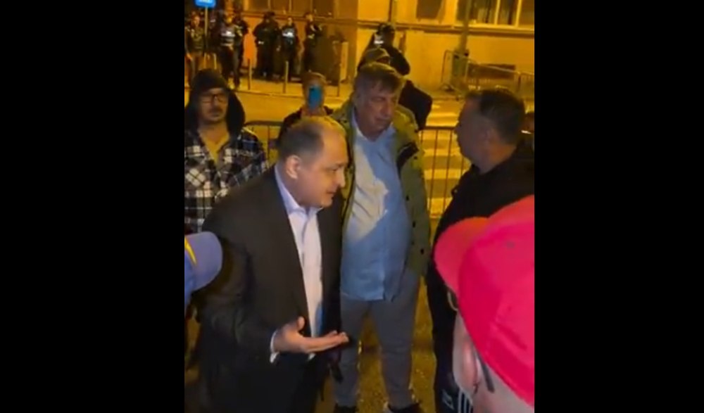 Marian Vanghelie, în fața Arestului Central, alături de susținătorii lui Călin Georgescu: „Mie nu mi-e frică de nimic”