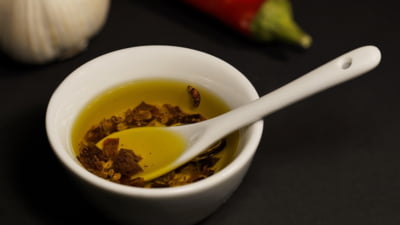 Cum faci ulei cu usturoi acasă. Trucuri pentru un gust intens și aromat