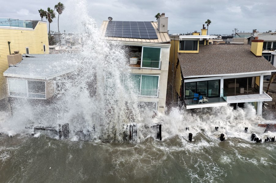 Furtuna tropicală Rachel a devastat sudul Californiei. Celebra promenadă din Long Beach a fost distrusă, iar locuințele, evacuate