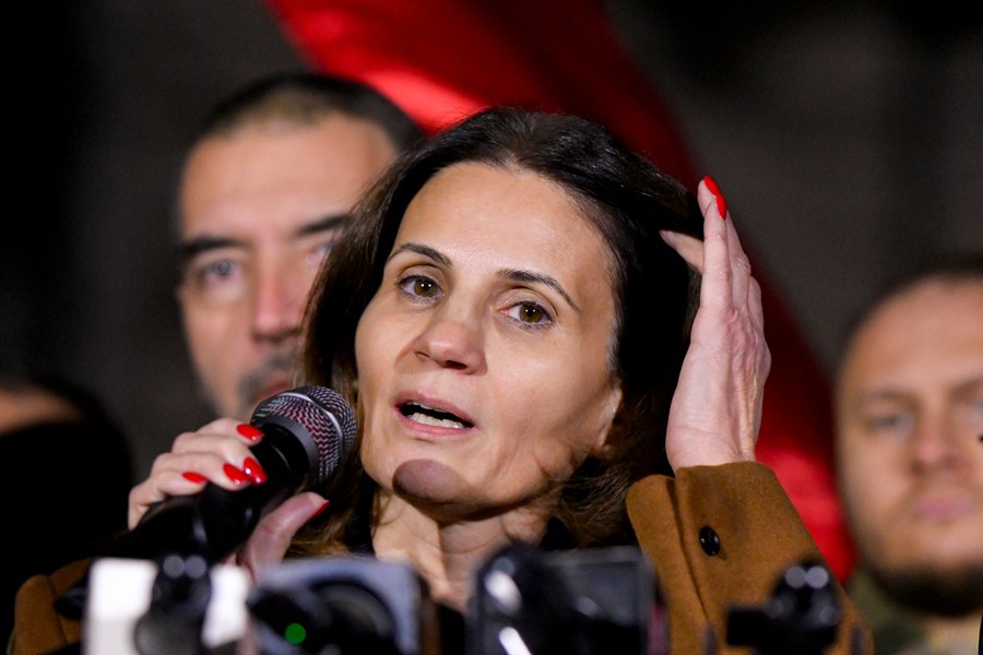 „Se duce să mai vândă niște cărți din portbagaj”. Ironiile Ancăi Alexandrescu la adresa lui Robert Turcescu pe tema cărții cu Călin Georgescu