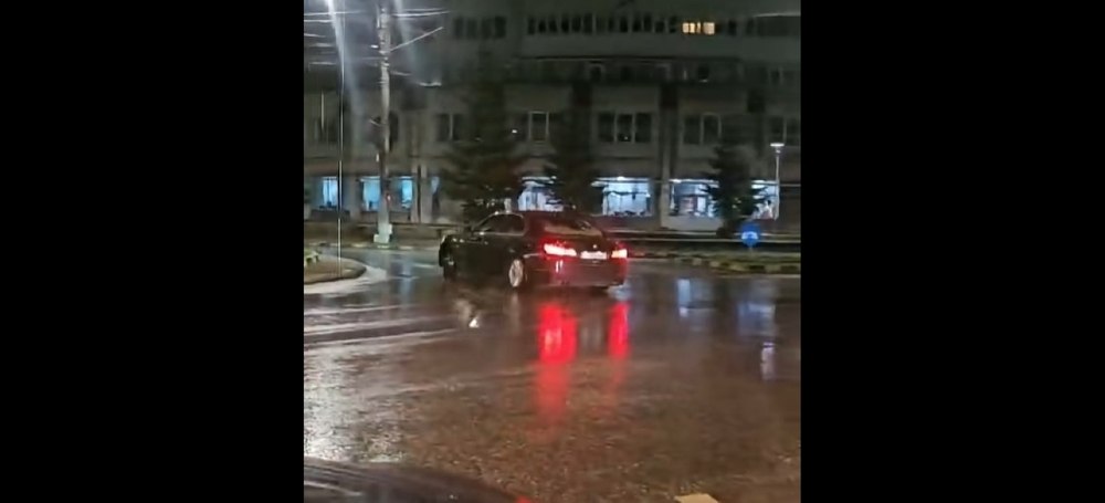 Cât l-au costat drifturile făcute într-un sens giratoriu din Suceava pe un tânăr de 19 ani, după ce imaginile au ajuns la poliţişti