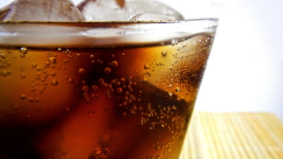 Un adevăr neașteptat despre băuturile carbogazoase dietetice și apă, dezvăluit de un nou studiu