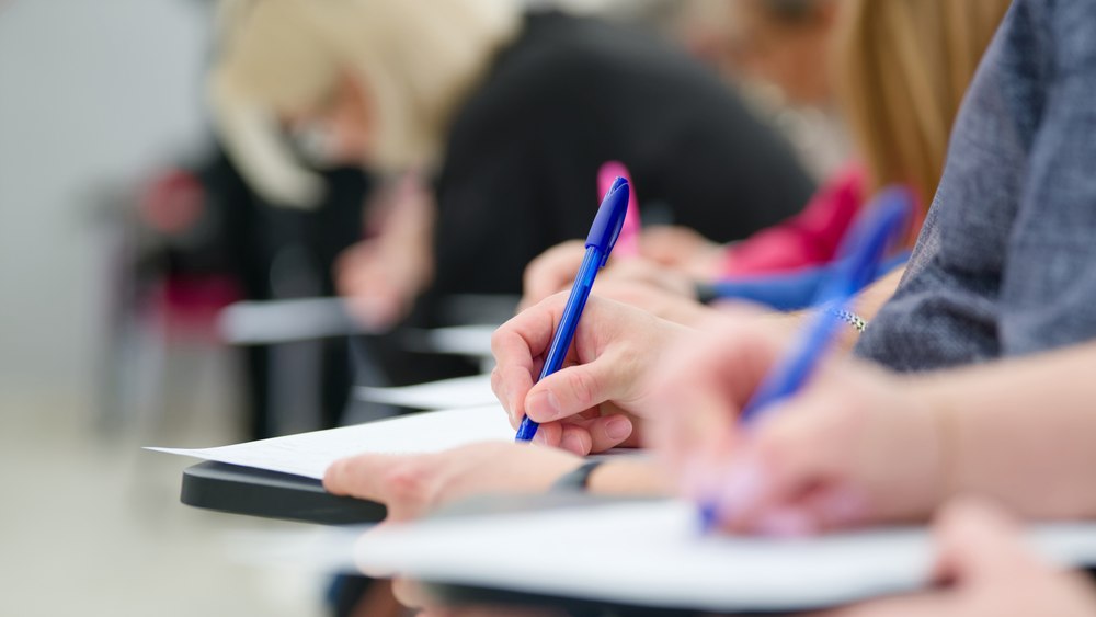 Câte absențe pot motiva părinții și când scade nota la purtare. Ministerul Educației explică regulile pentru elevi
