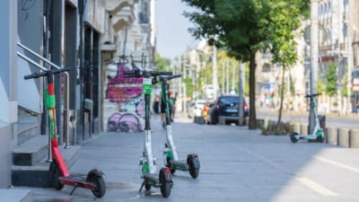 Tinerii sub 18 ani nu mai au voie să închirieze trotinete electrice în București, decât dacă au permis de conducere. Se dau amenzi pentru încălcarea normelor de circulație